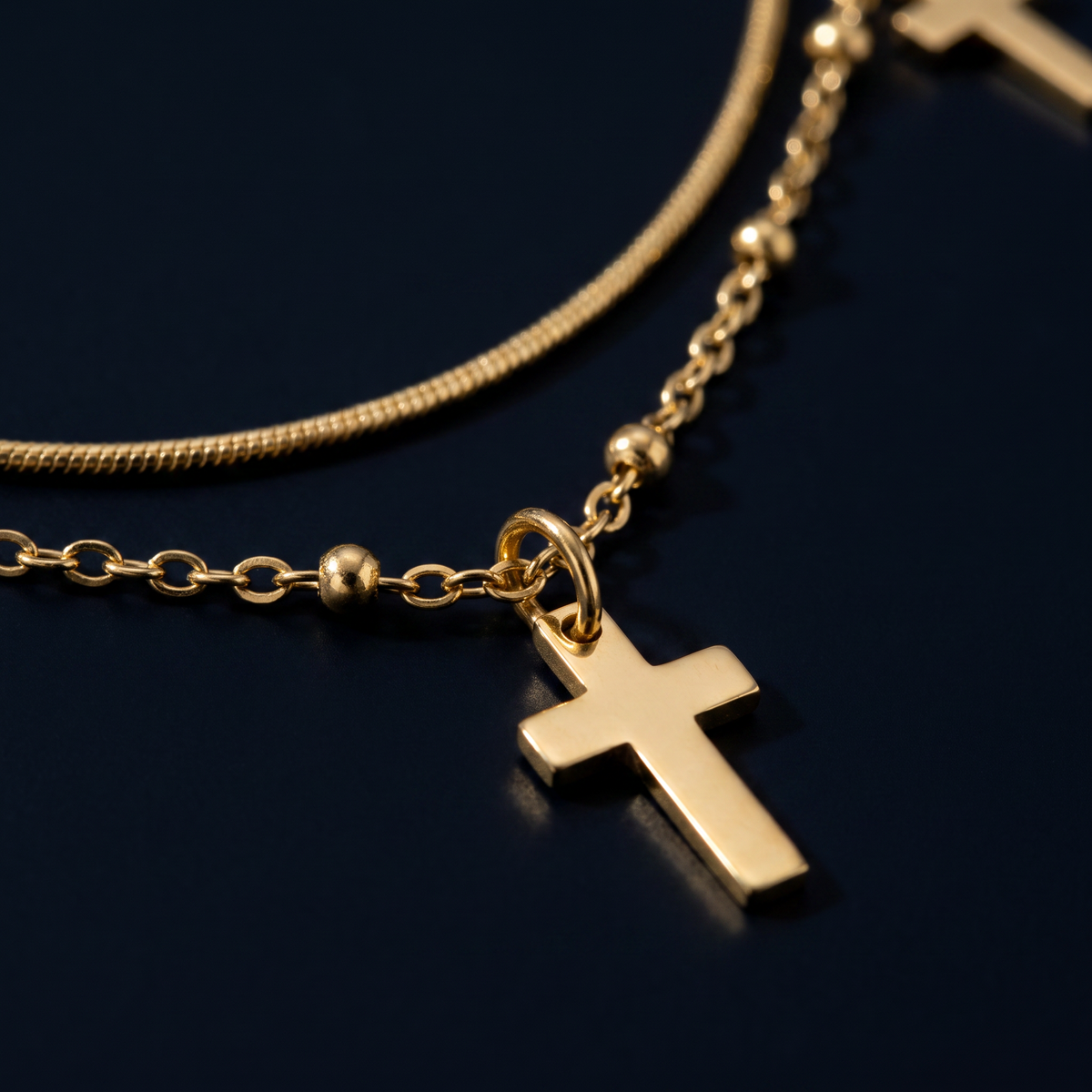 Collier croix double rang, motif en gros plan