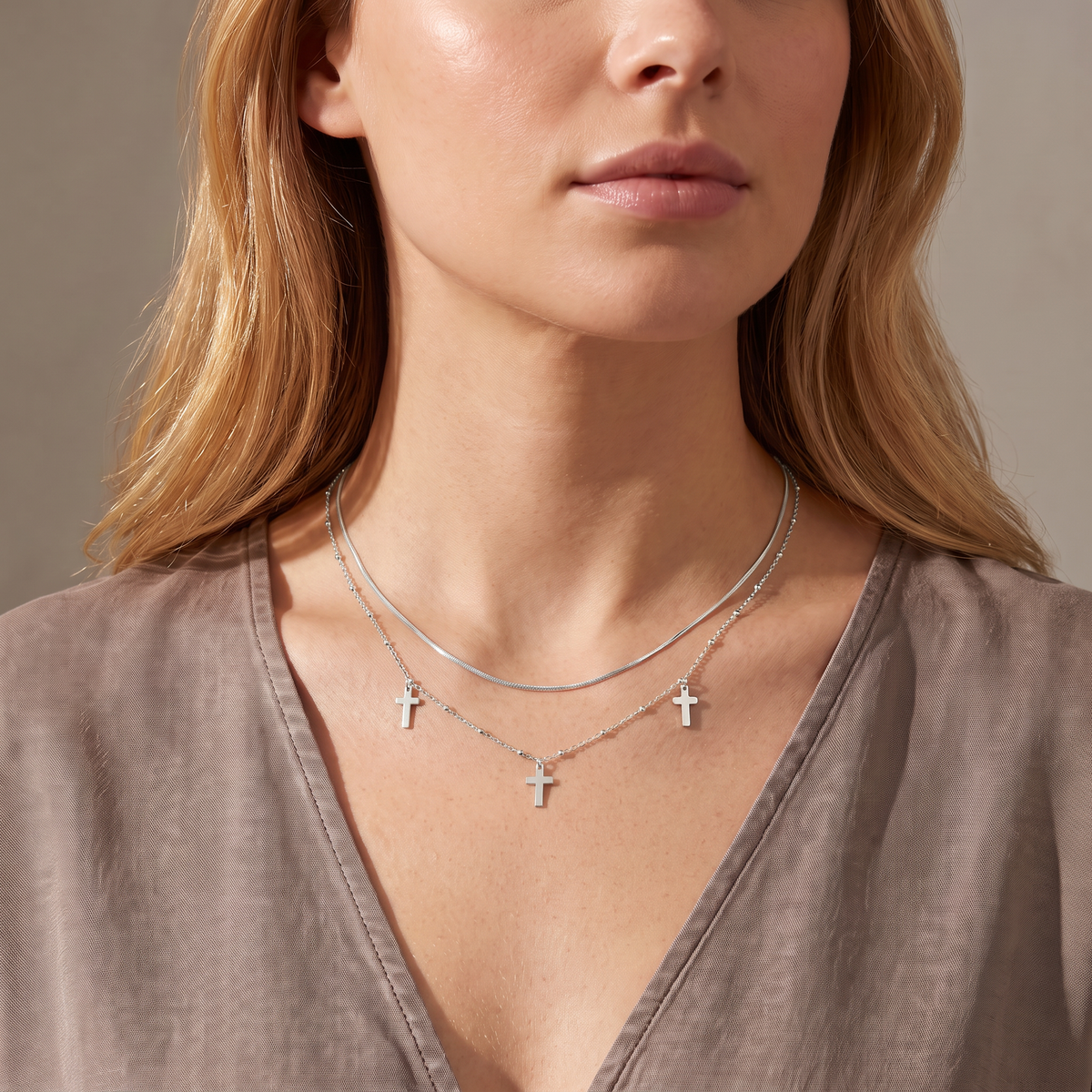 Collier croix double rang, porté mi-corps, argenté