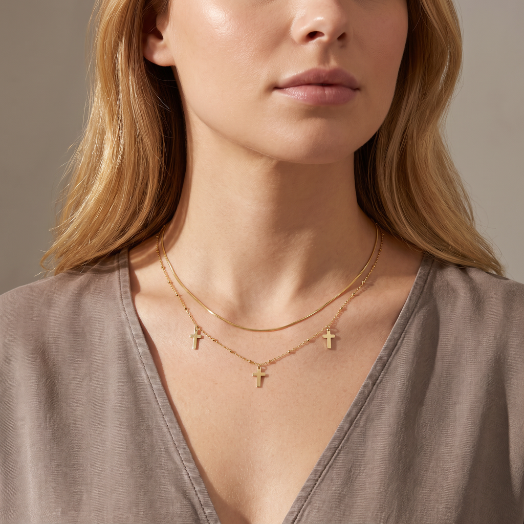 Collier croix double rang, porté mi-corps, doré