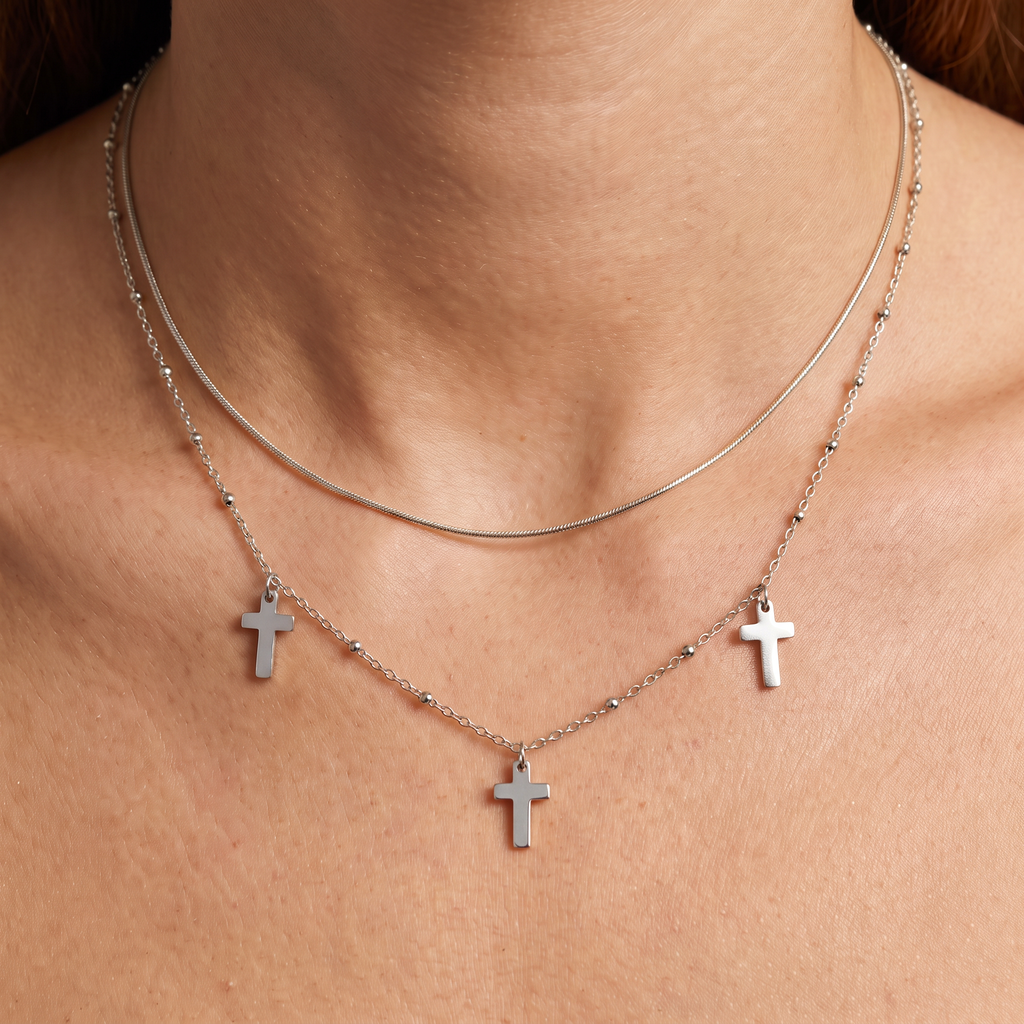 Collier croix double rang, porté, argenté