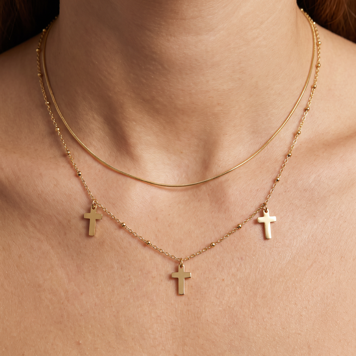 Collier croix double rang, porté, doré