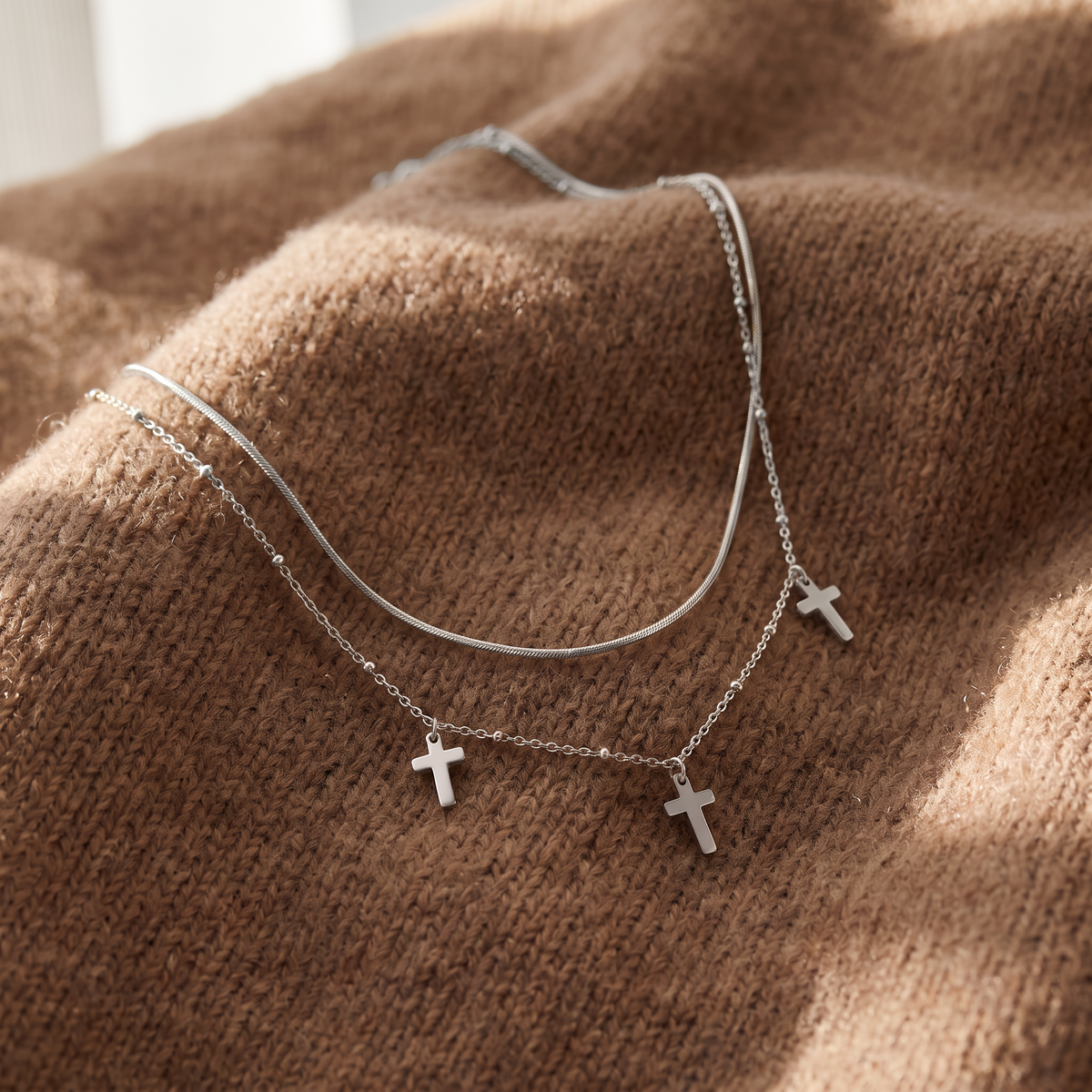 Collier croix double rang, porté en tenue, argenté