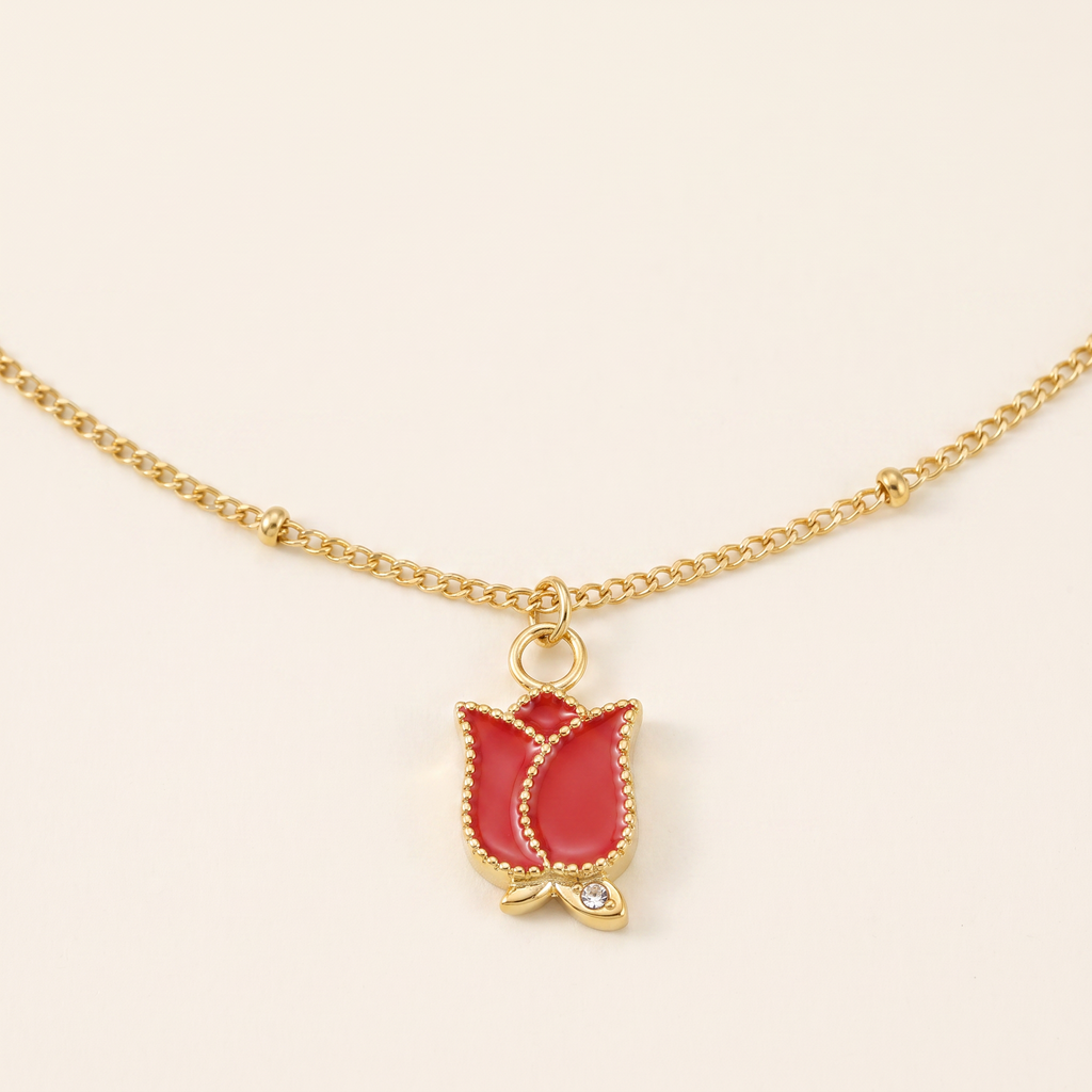 Collier pendentif en émail rose, détail du motif