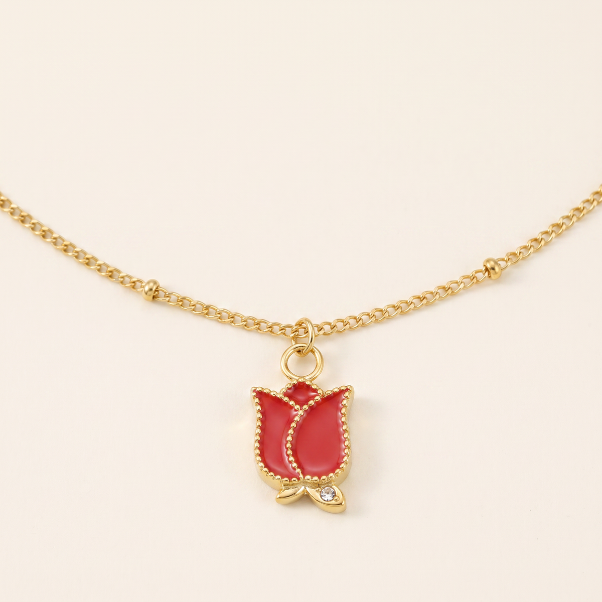 Collier pendentif en émail rose, détail du motif