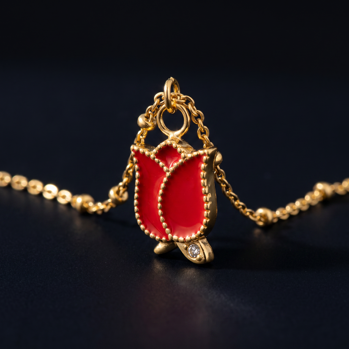 Collier pendentif en émail rose, motif en gros plan