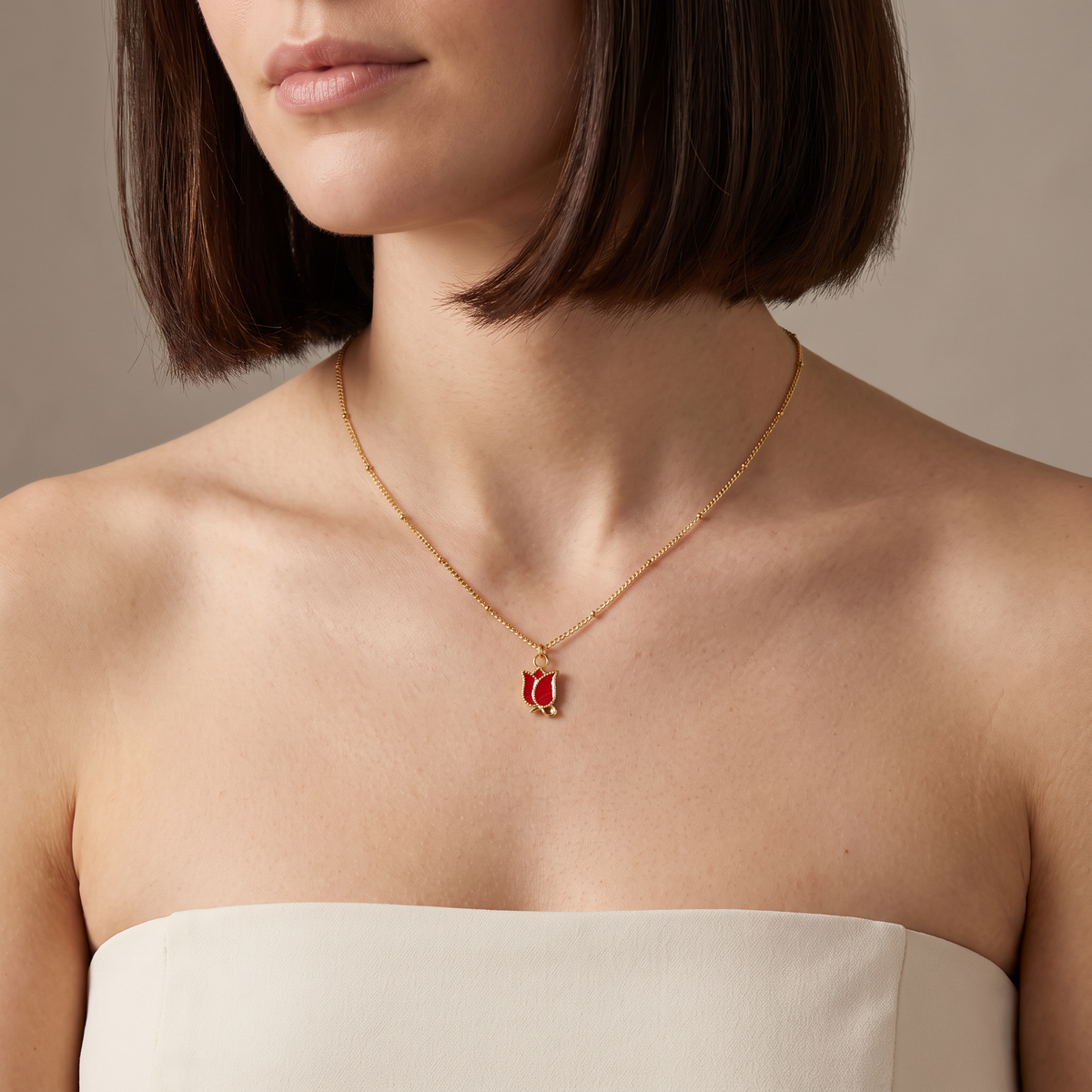Collier pendentif en émail rose, porté mi-corps