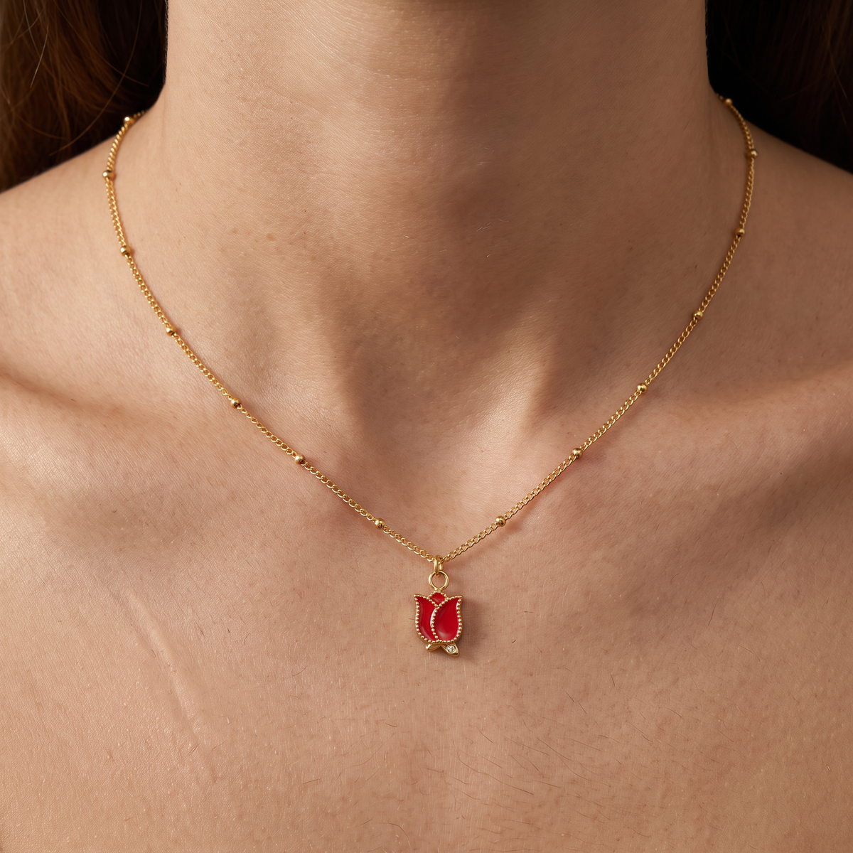 Collier pendentif en émail rose, porté