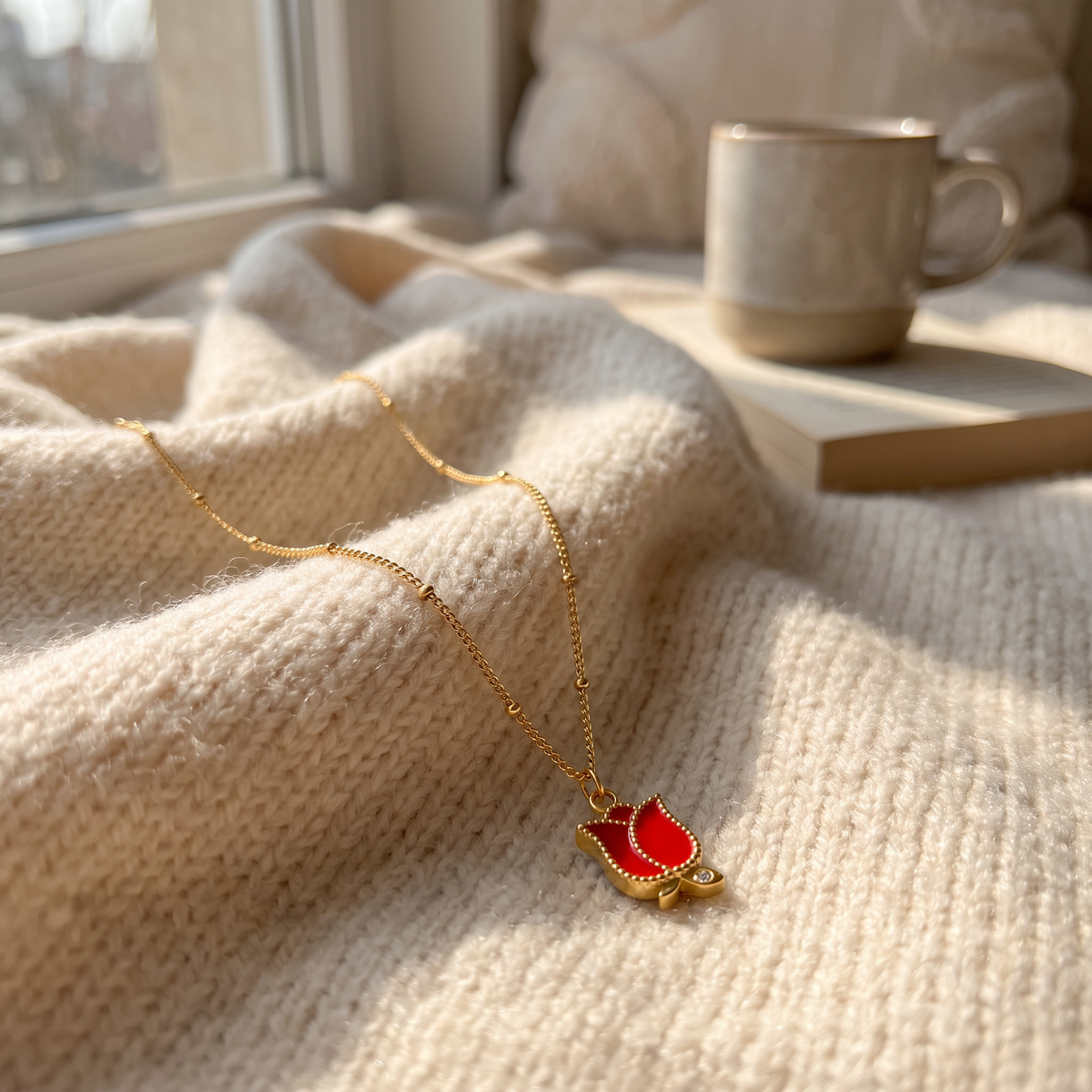 Collier pendentif en émail rose, porté en tenue