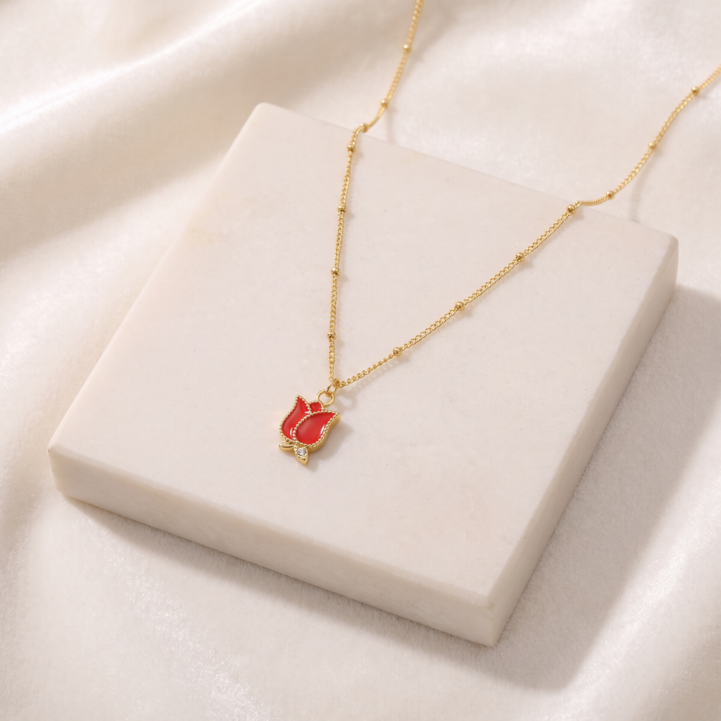 Collier pendentif en émail rose — Doré