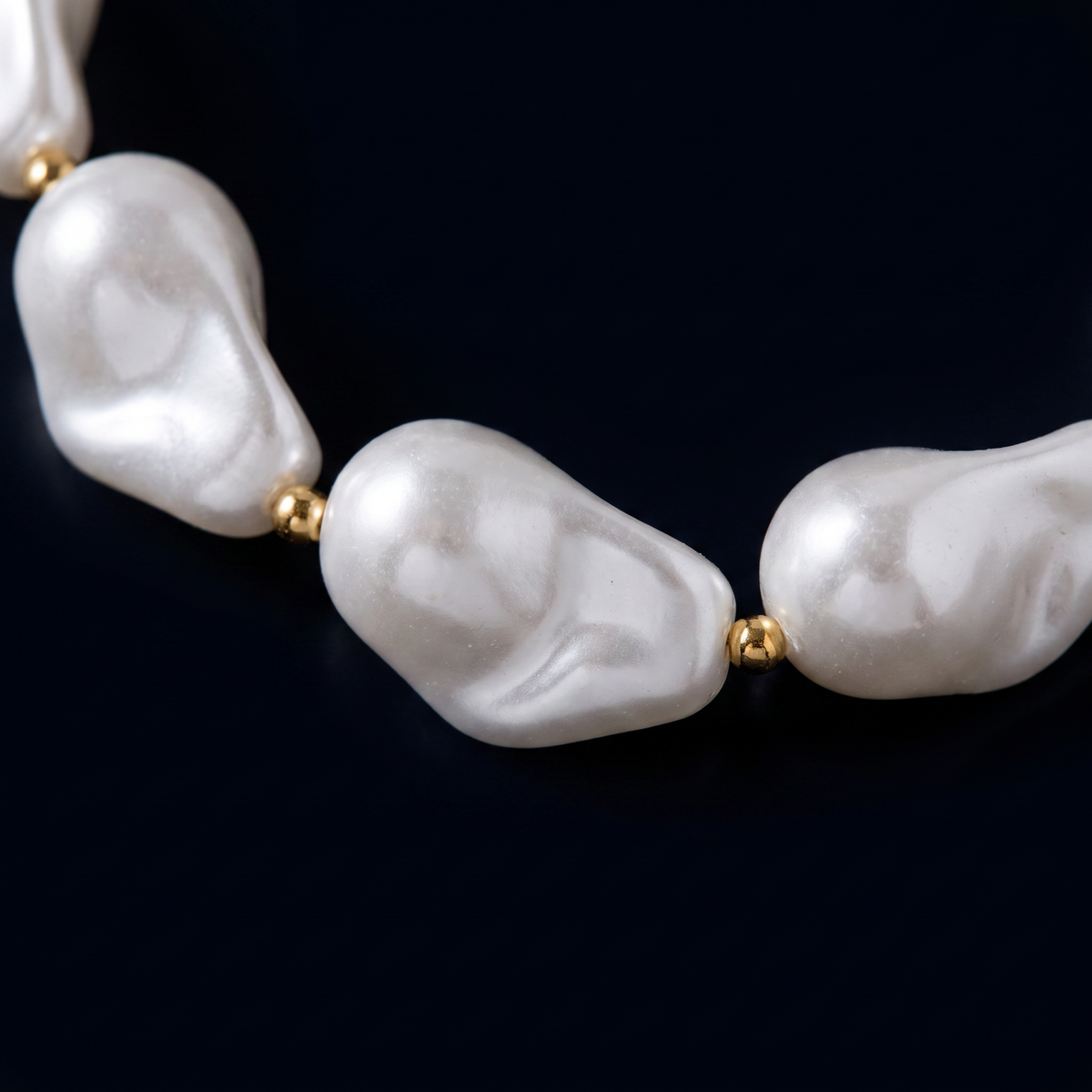Collier de perles esprit rétro, motif en gros plan
