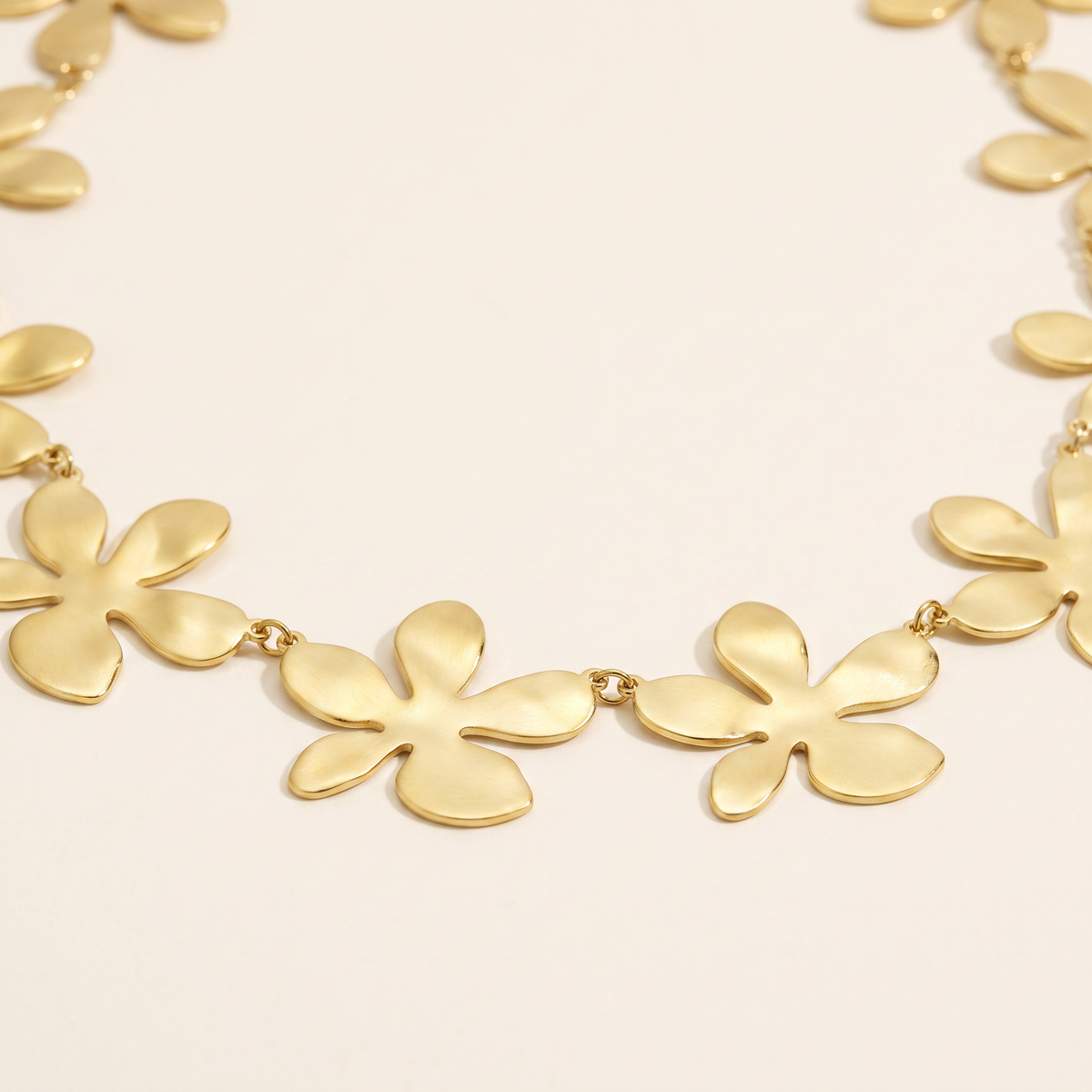 Collier fleur doré sur chaîne, détail du motif