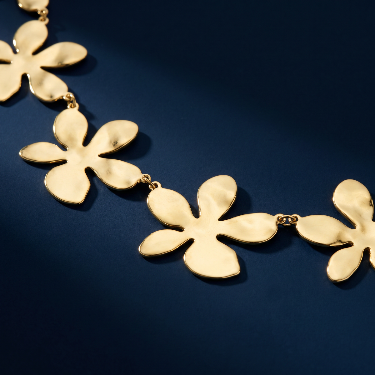 Collier fleur doré sur chaîne, motif en gros plan
