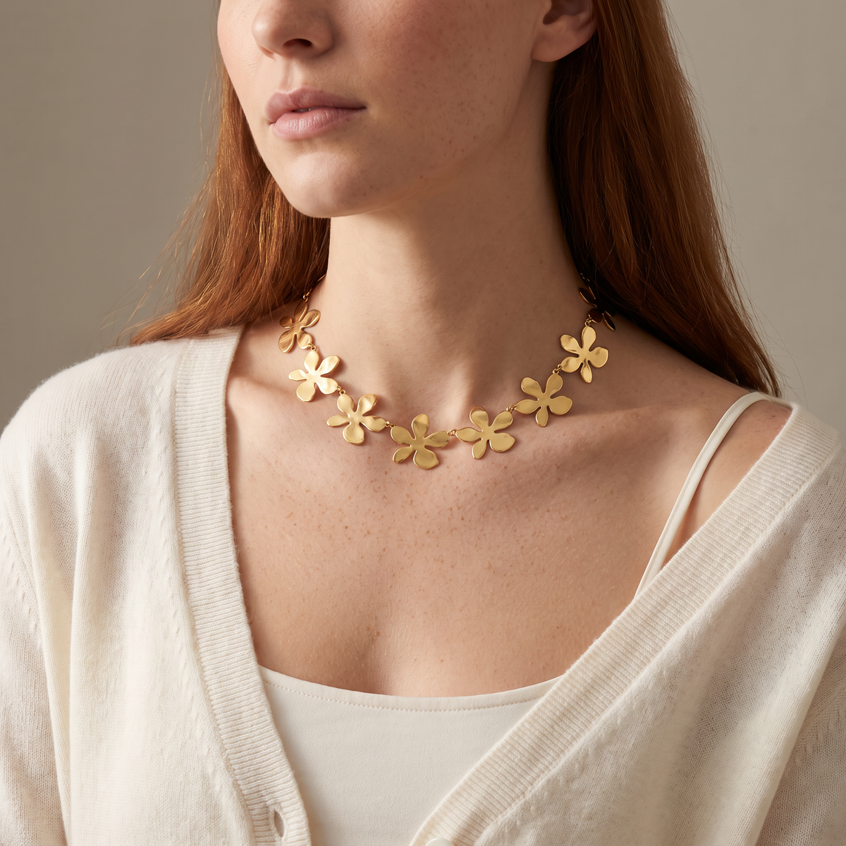Collier fleur doré sur chaîne, porté mi-corps