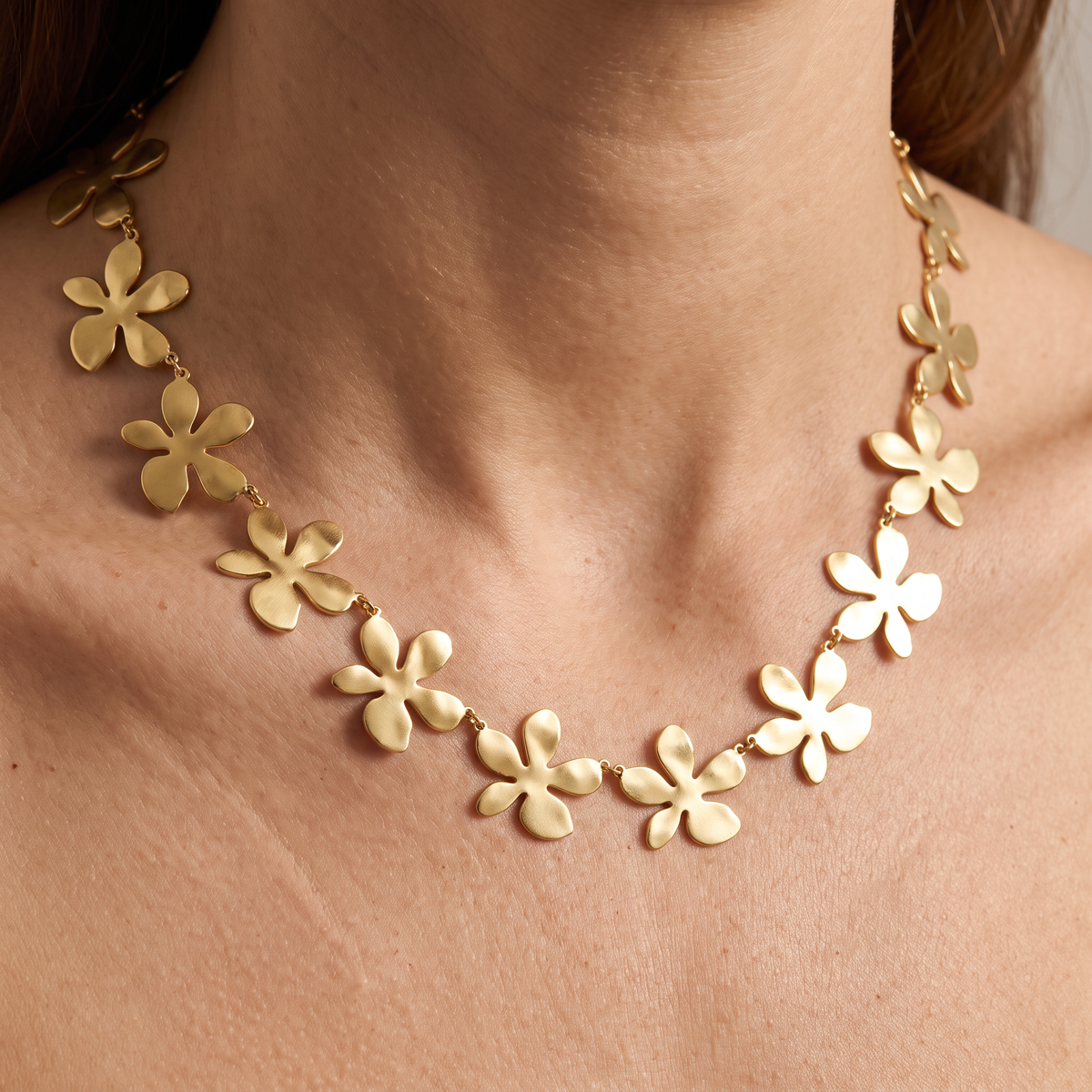 Collier fleur doré sur chaîne, porté