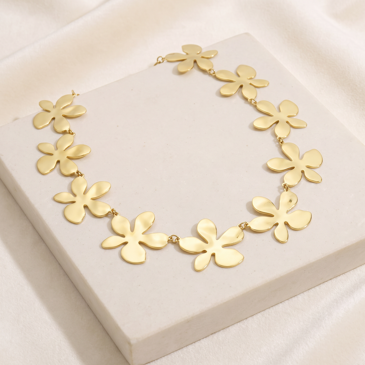 Collier fleur doré sur chaîne — Doré
