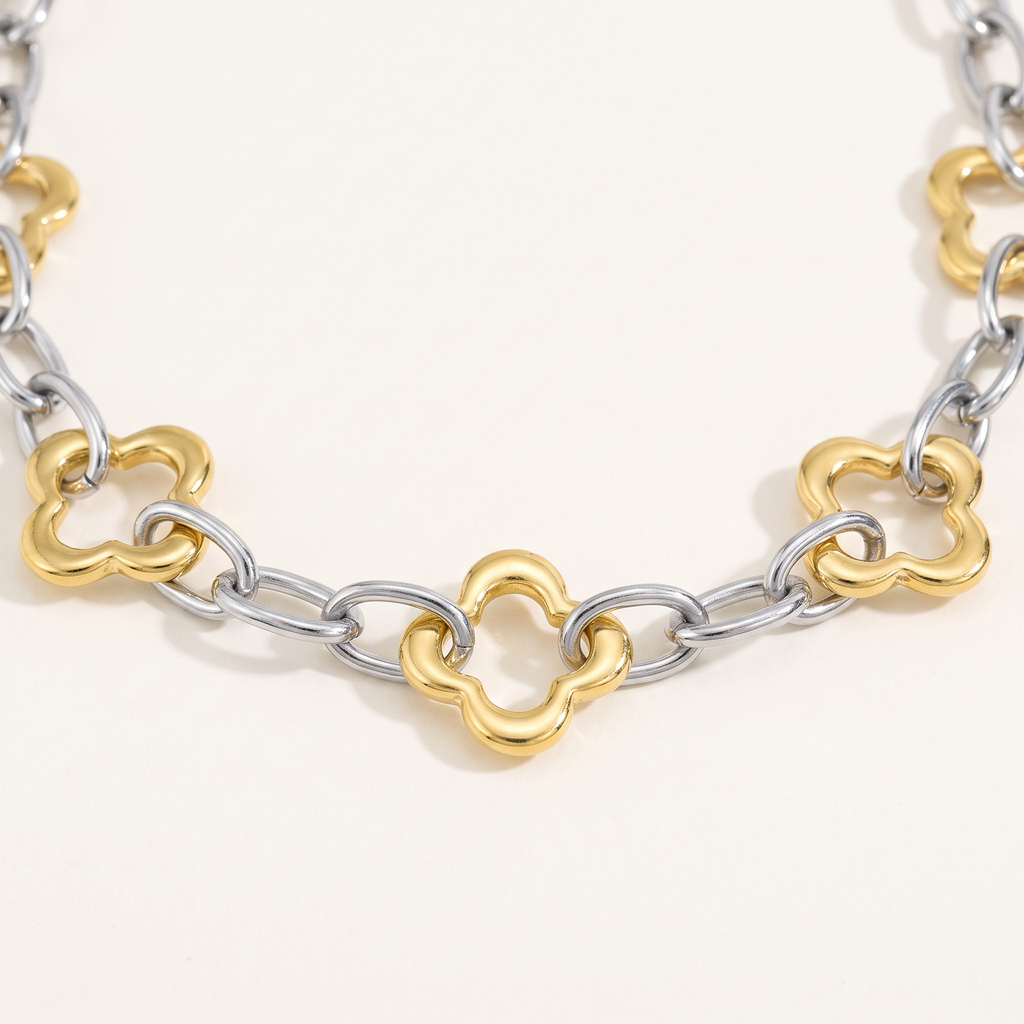 Collier trèfle sur chaîne, détail du motif, doré et argenté