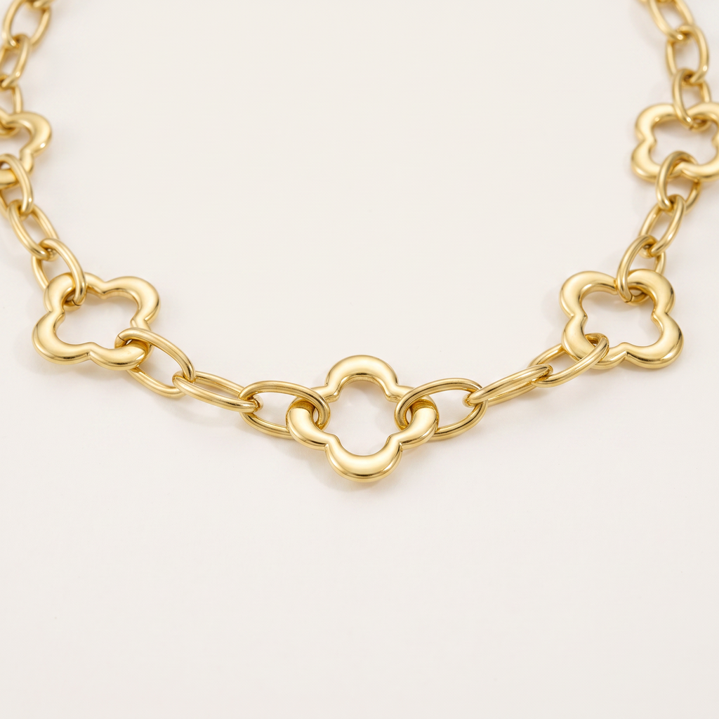 Collier trèfle sur chaîne, détail du motif, doré
