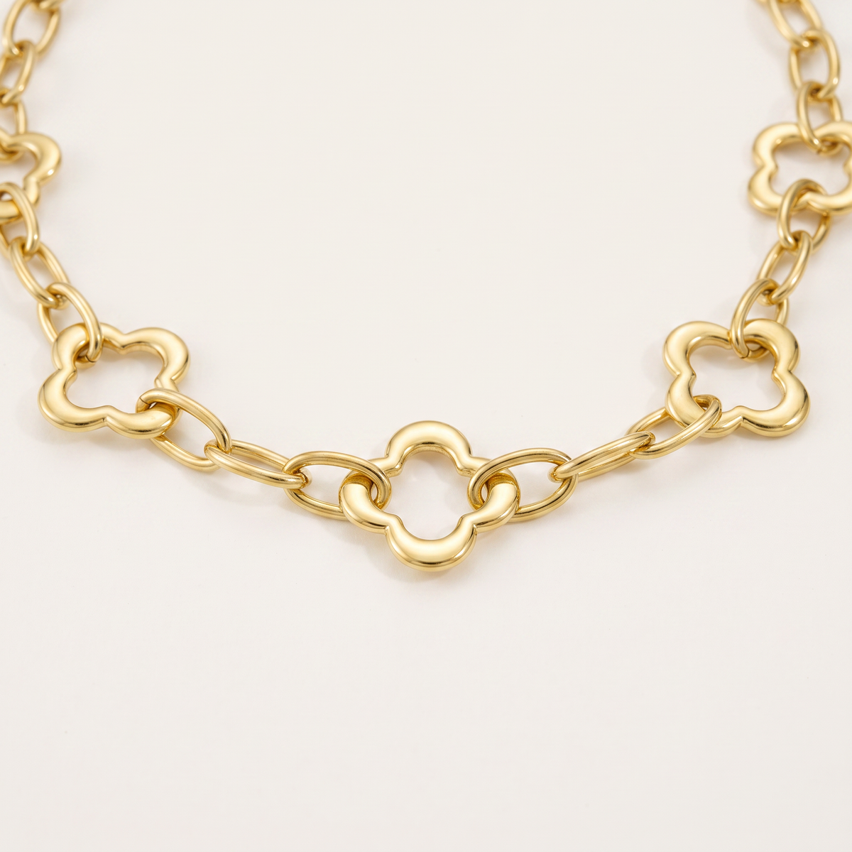 Collier trèfle sur chaîne, détail du motif, doré