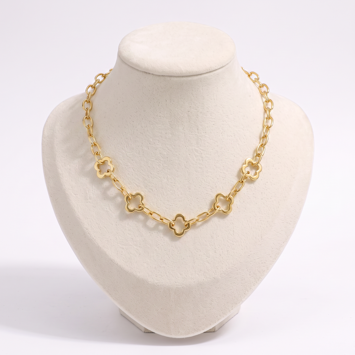 Collier trèfle sur chaîne, vue de face, doré