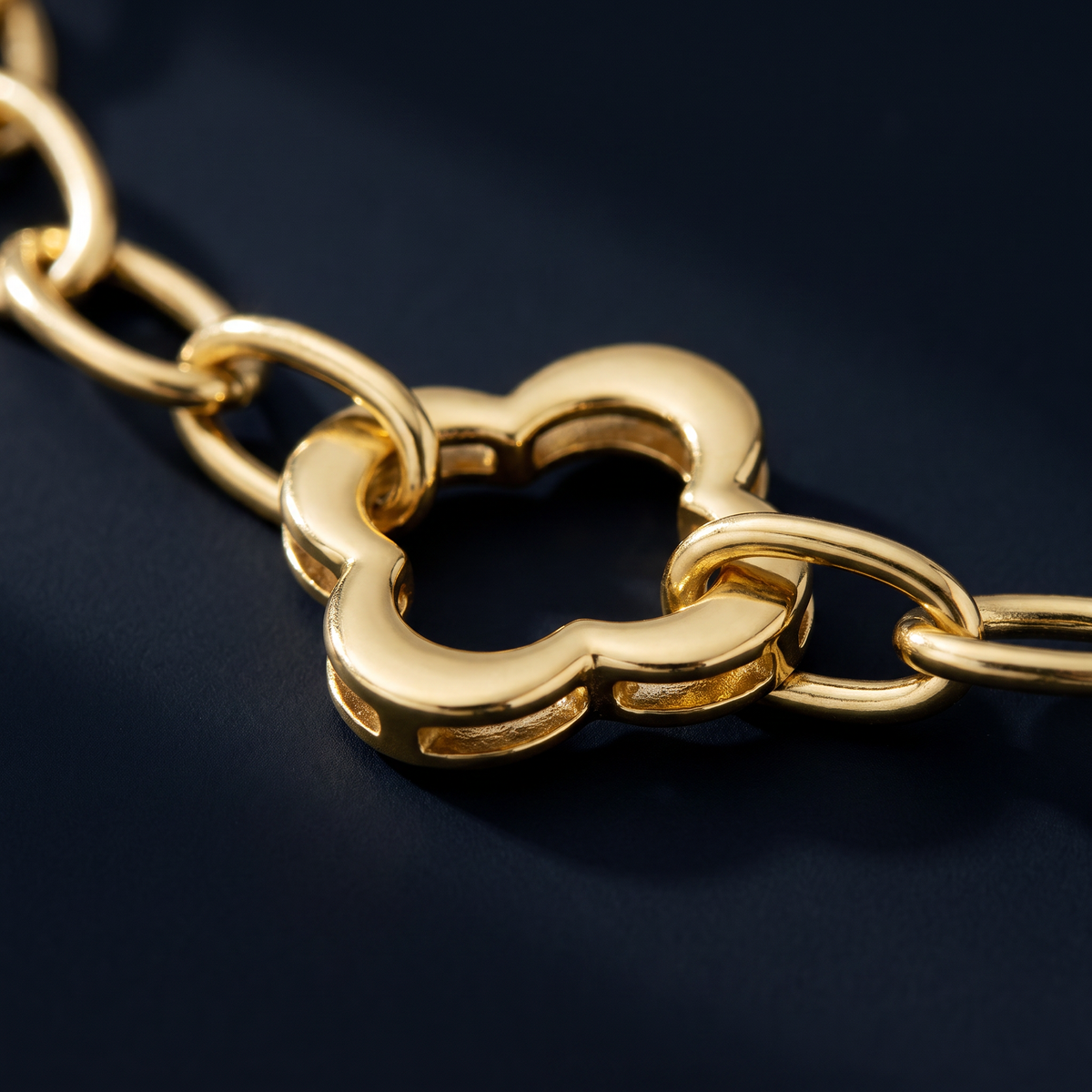 Collier trèfle sur chaîne, motif en gros plan