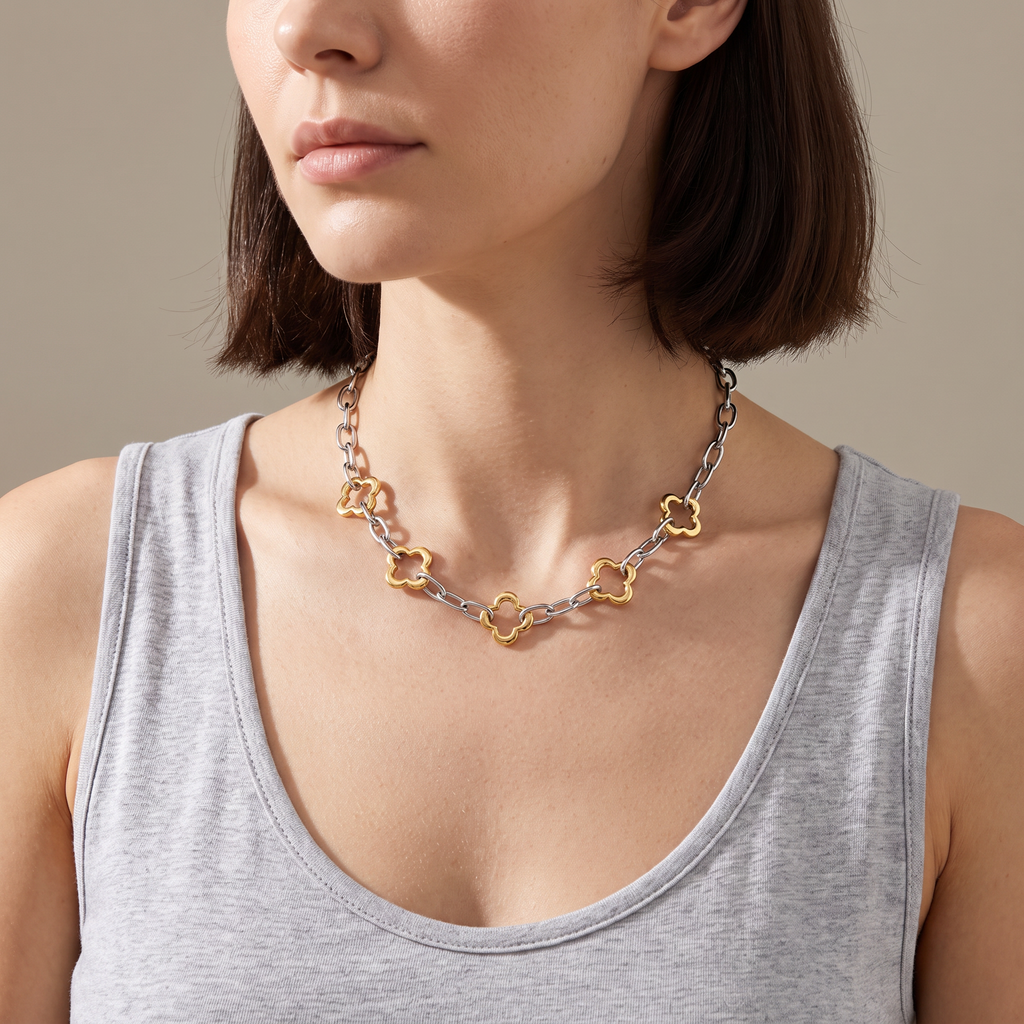 Collier trèfle sur chaîne, porté mi-corps, doré et argenté