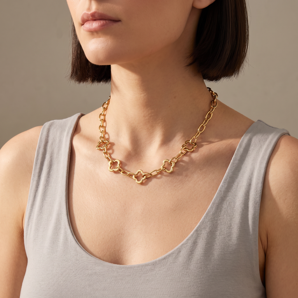 Collier trèfle sur chaîne, porté mi-corps, doré