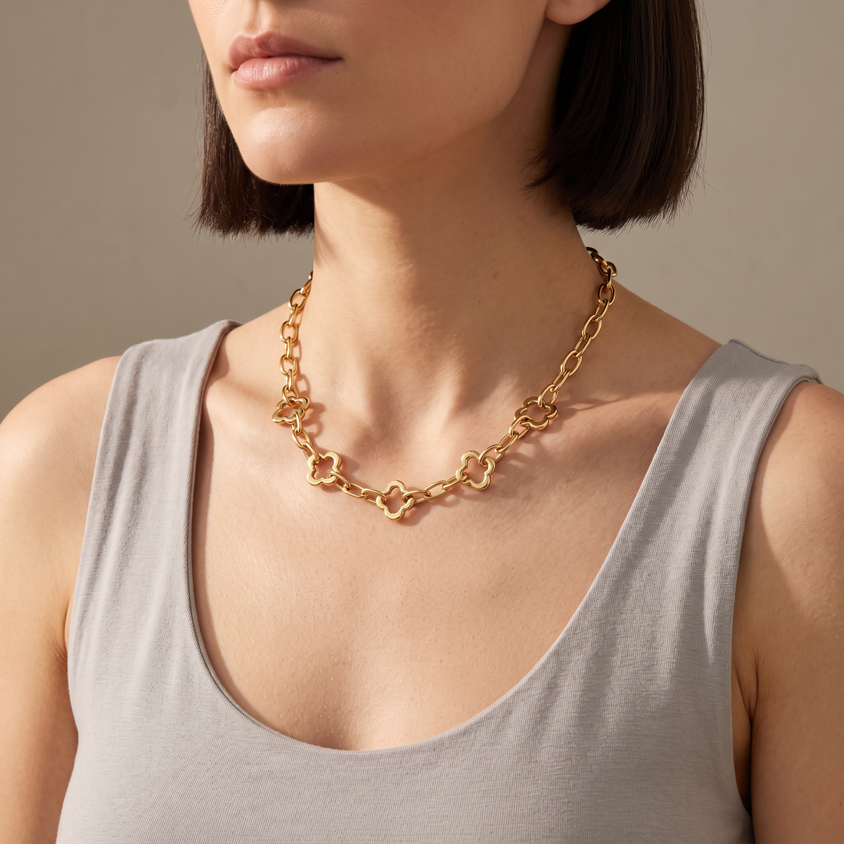 Collier trèfle sur chaîne, porté mi-corps, doré