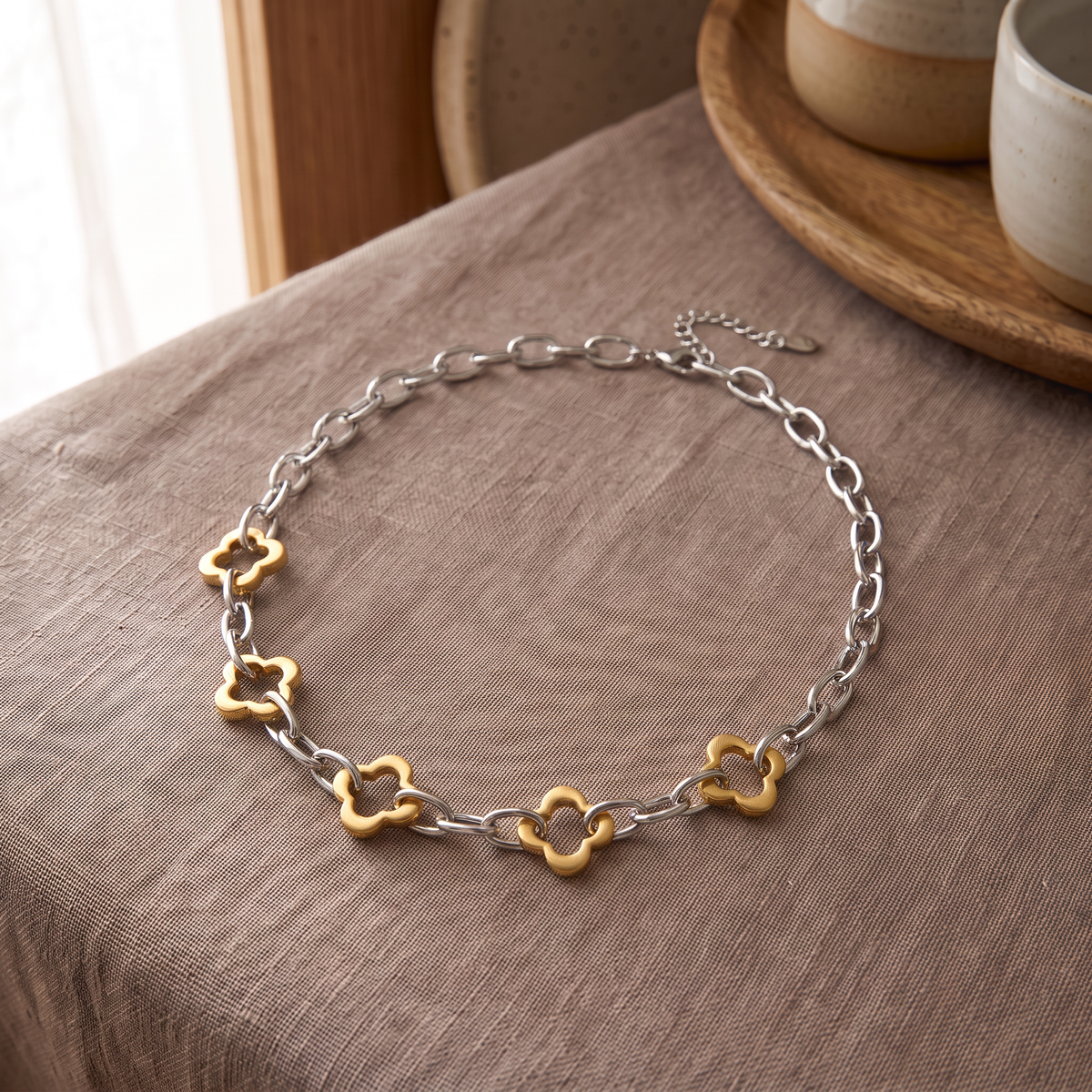 Collier trèfle sur chaîne, porté en tenue, doré et argenté