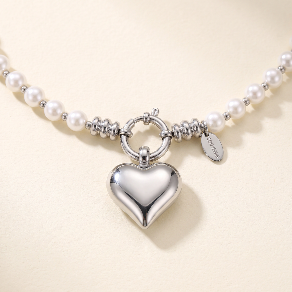 Collier cœur en perles, détail du motif, argenté