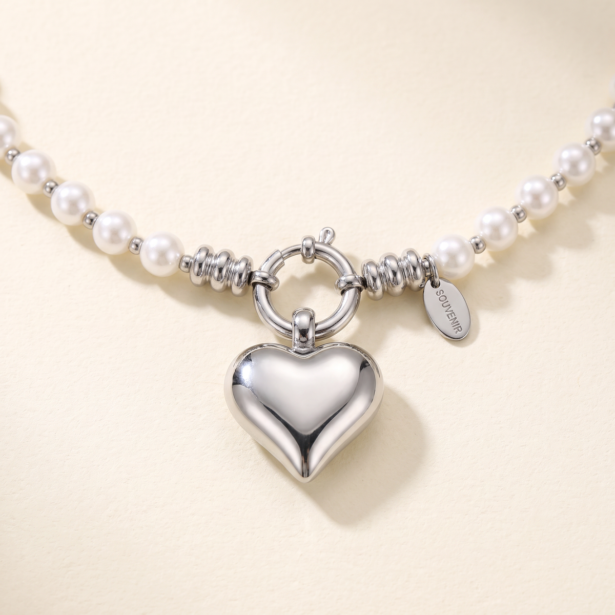 Collier cœur en perles, détail du motif, argenté