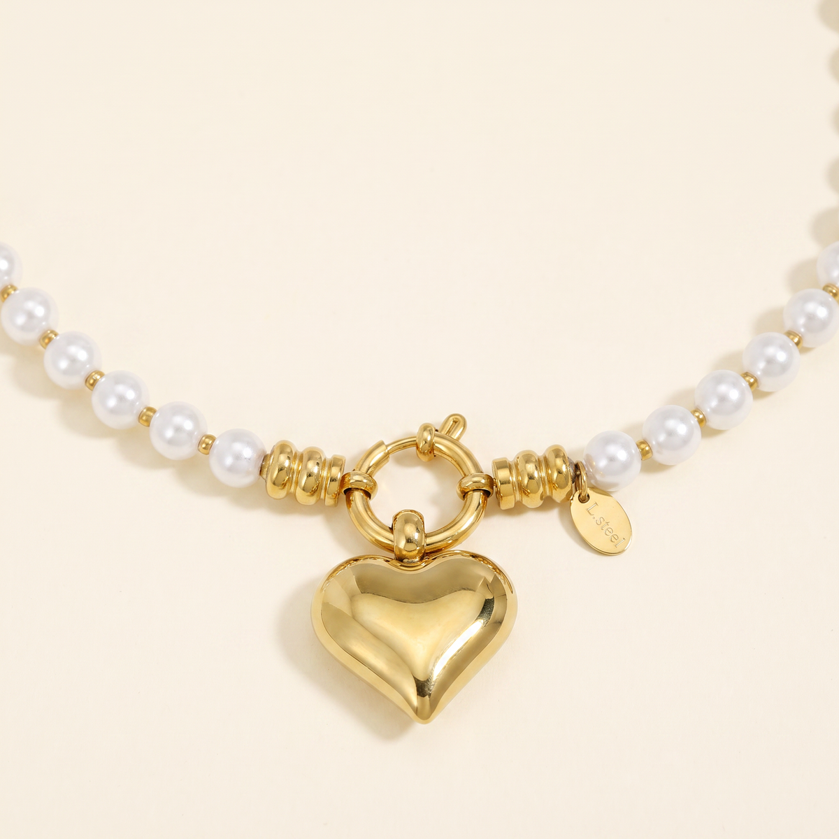Collier cœur en perles, détail du motif, doré