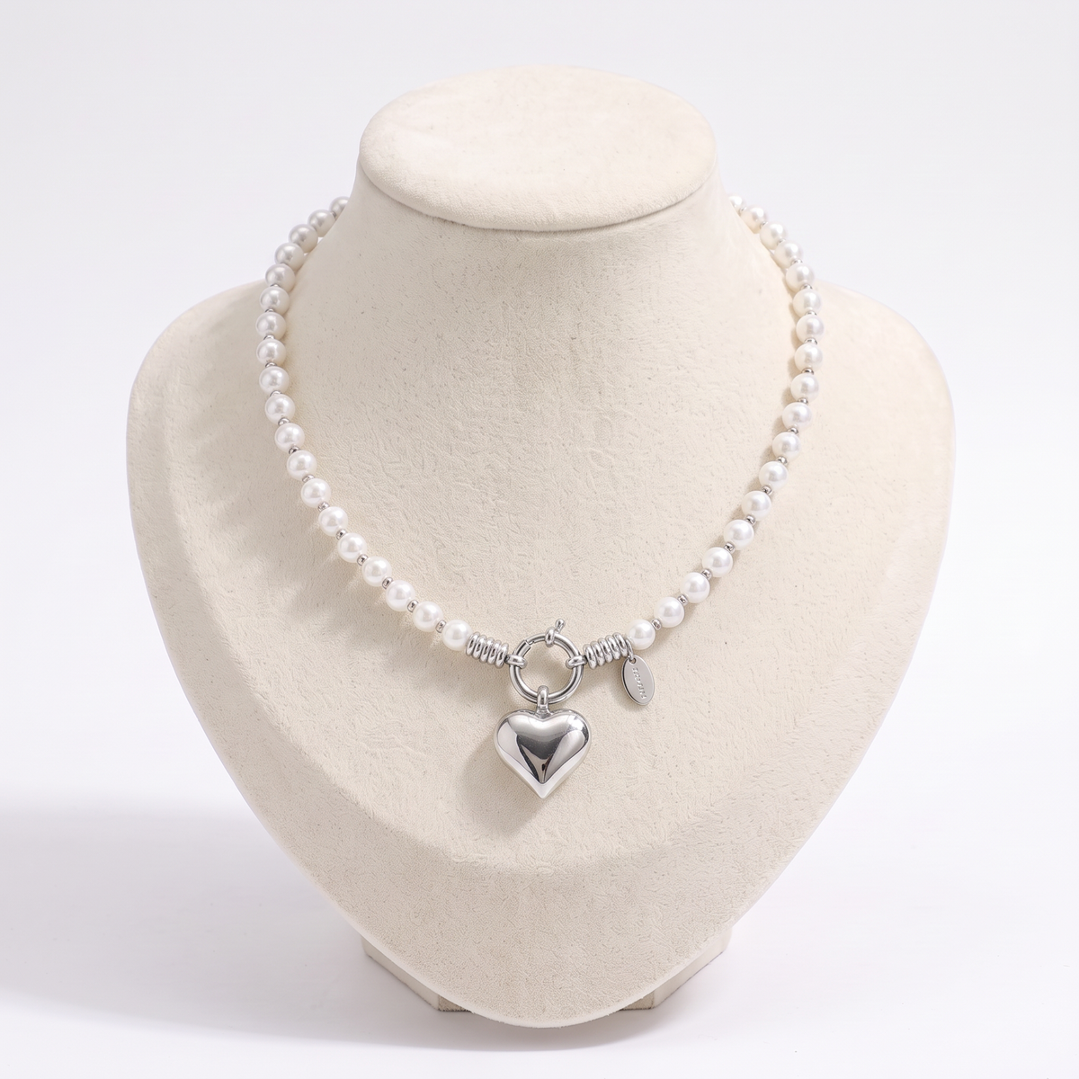 Collier cœur en perles, vue de face, argenté