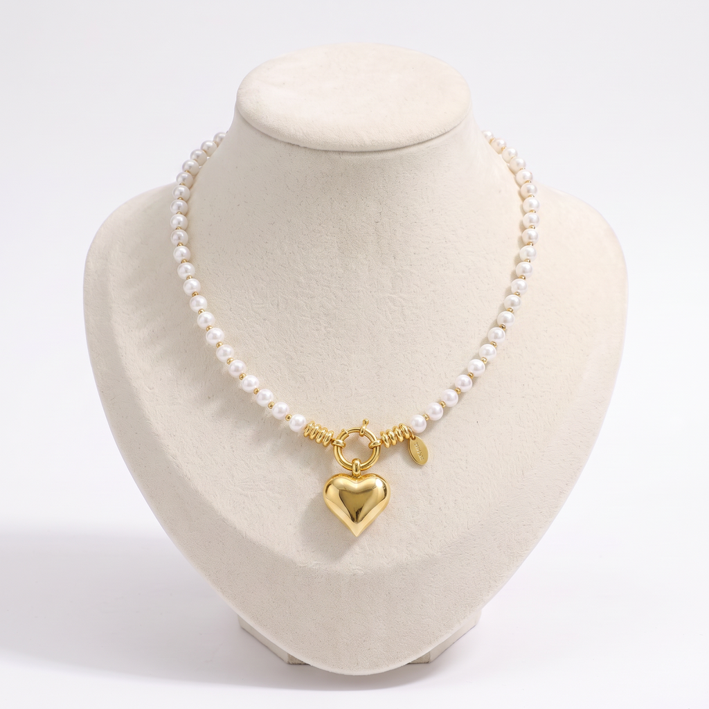 Collier cœur en perles, vue de face, doré