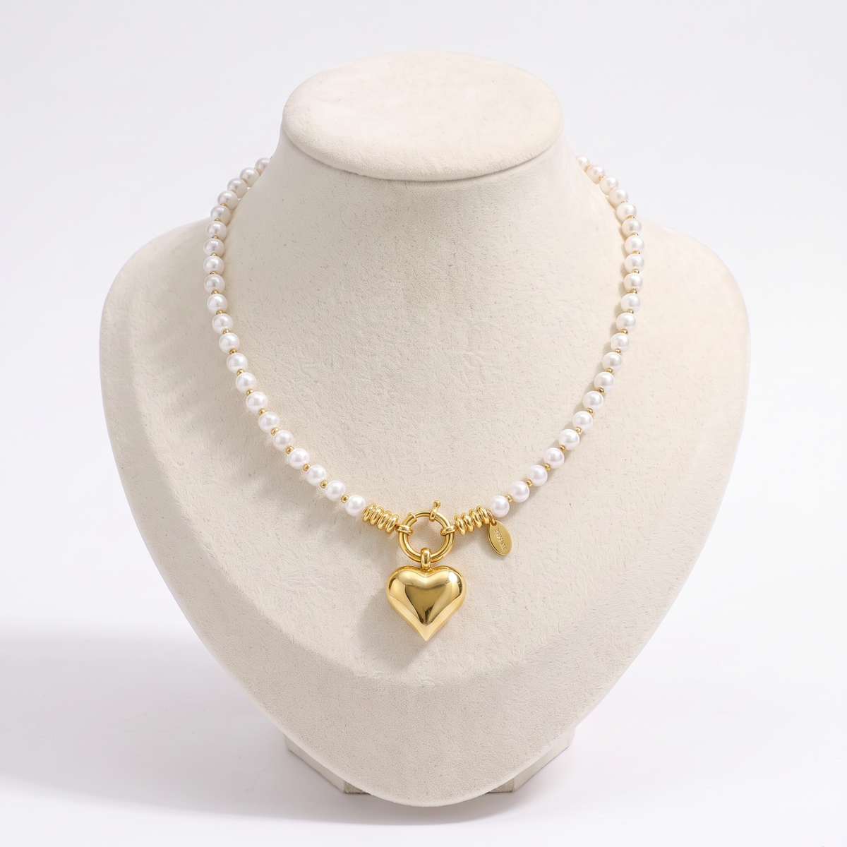 Collier cœur en perles, vue de face, doré