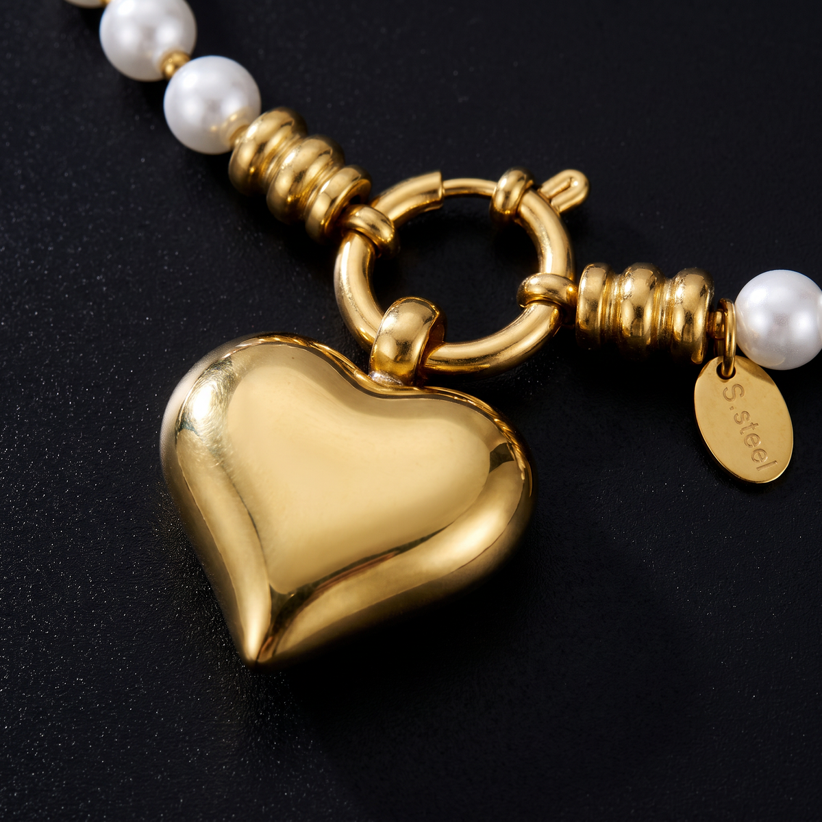 Collier cœur en perles, motif en gros plan