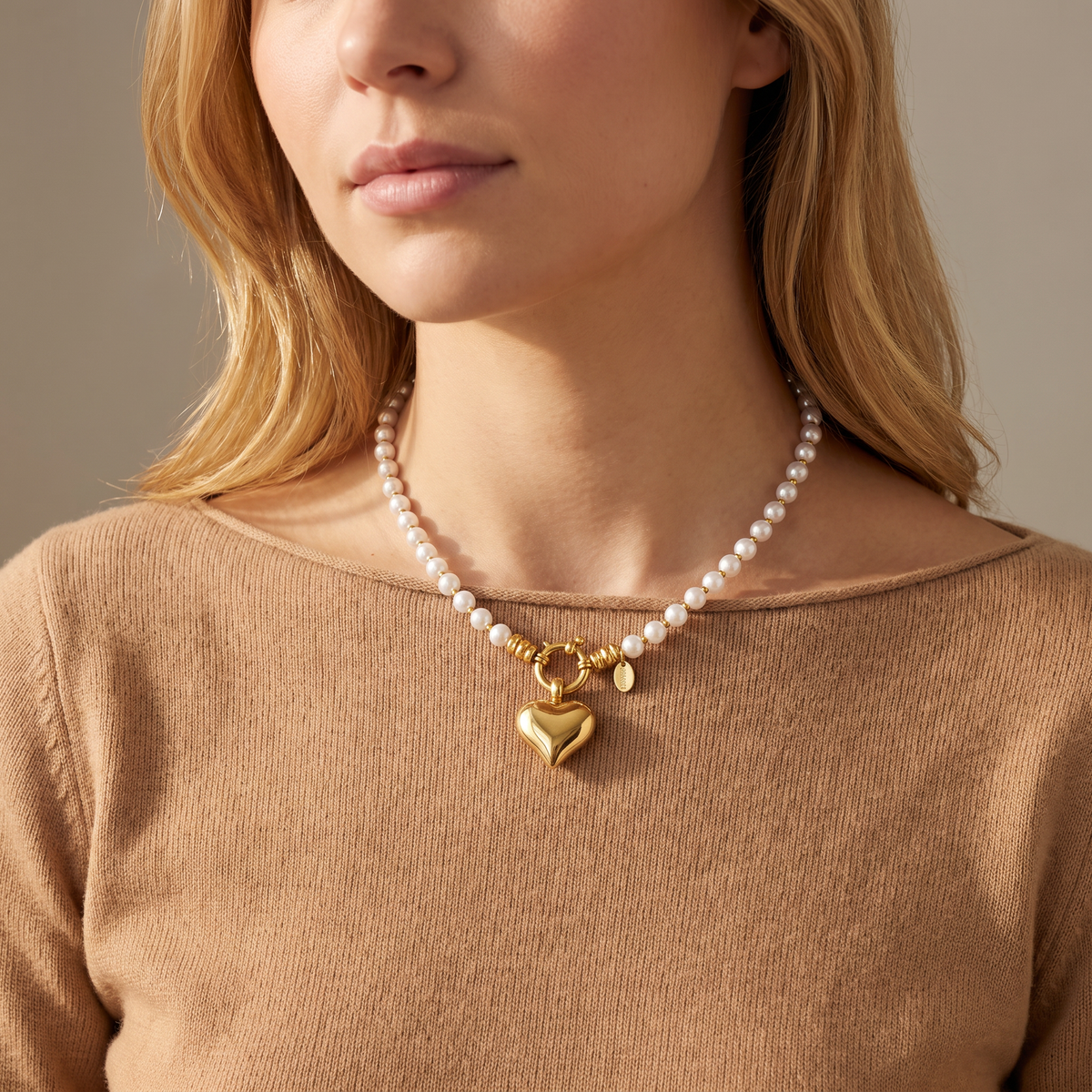 Collier cœur en perles, porté mi-corps