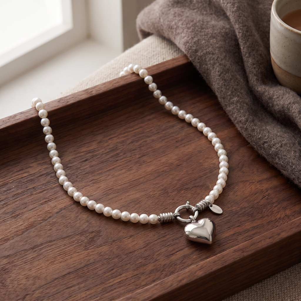 Collier cœur en perles, porté en tenue, argenté