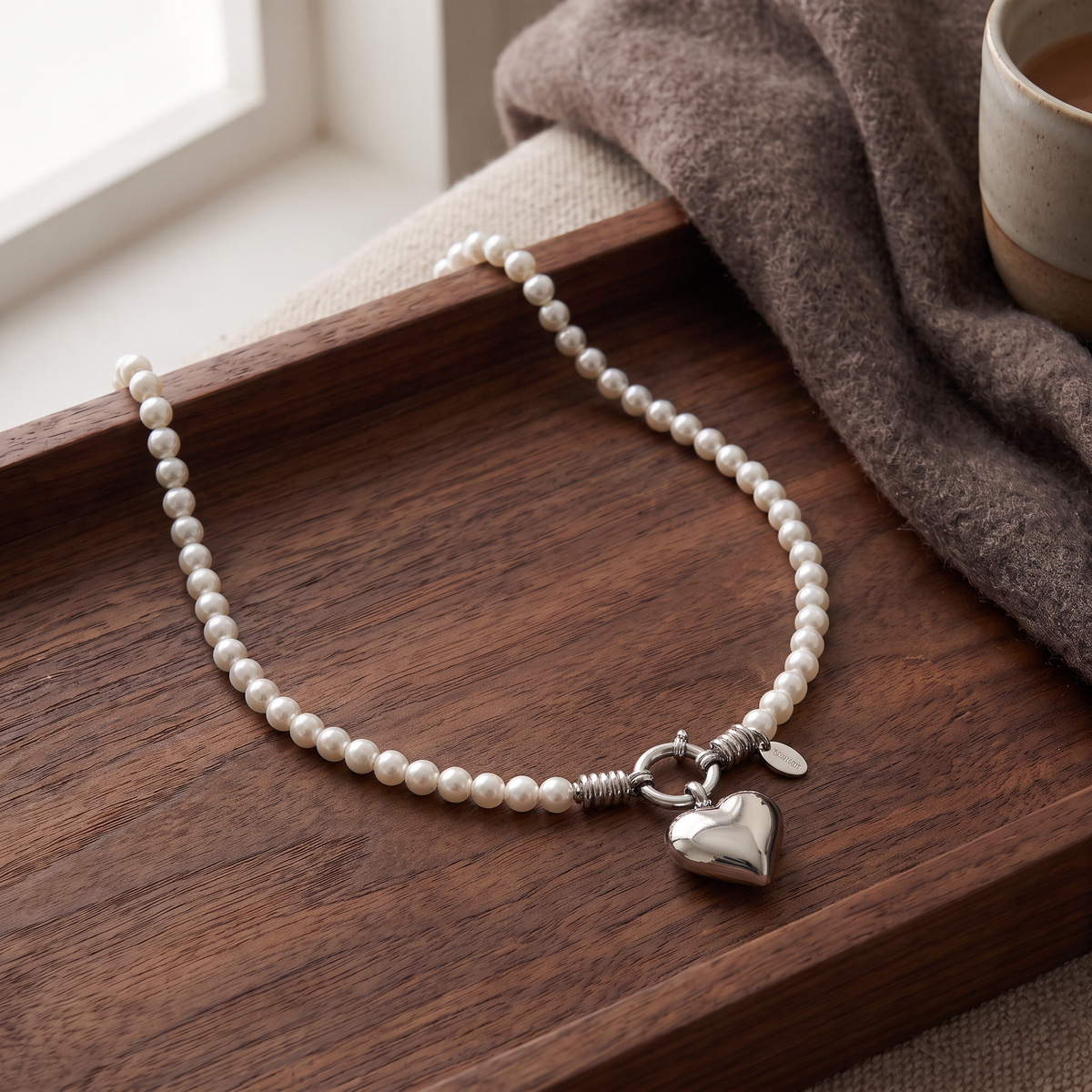 Collier cœur en perles, porté en tenue, argenté