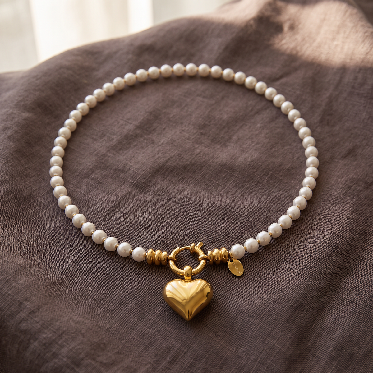 Collier cœur en perles, porté en tenue, doré