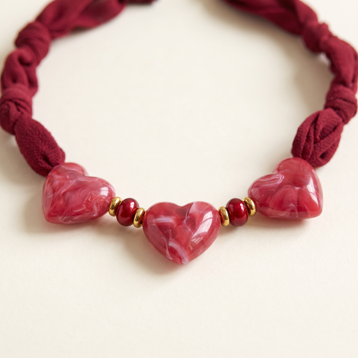Collier cœur en couleurs sur cordon foulard, détail du motif, vin rouge