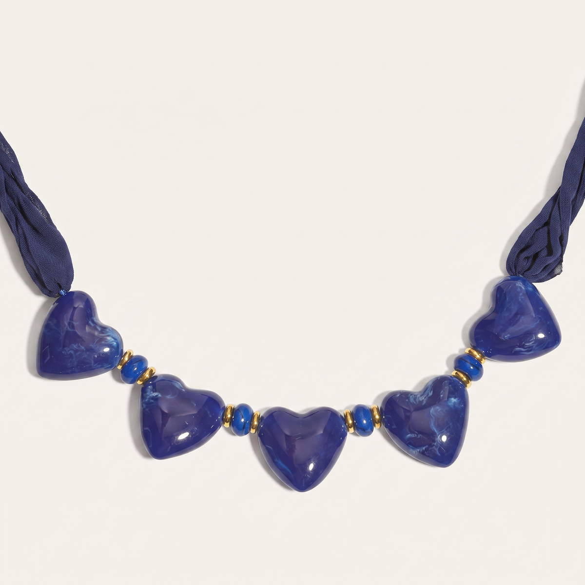 Collier cœur en couleurs sur cordon foulard, détail du motif