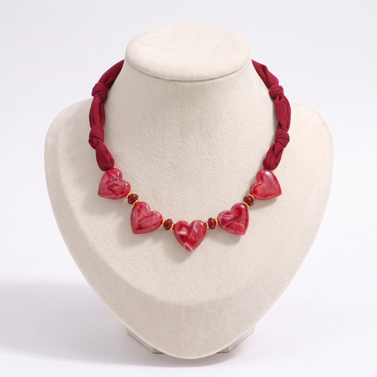 Collier cœur en couleurs sur cordon foulard, vue de face, vin rouge