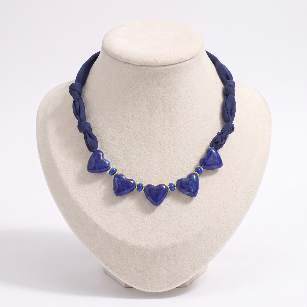 Collier cœur en couleurs sur cordon foulard, vue de face, bleu foncé