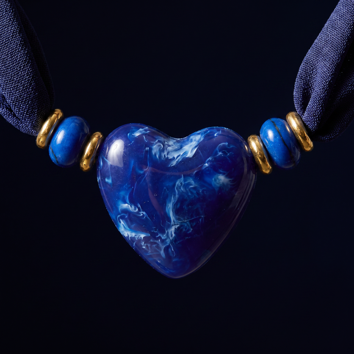 Collier cœur en couleurs sur cordon foulard, motif en gros plan