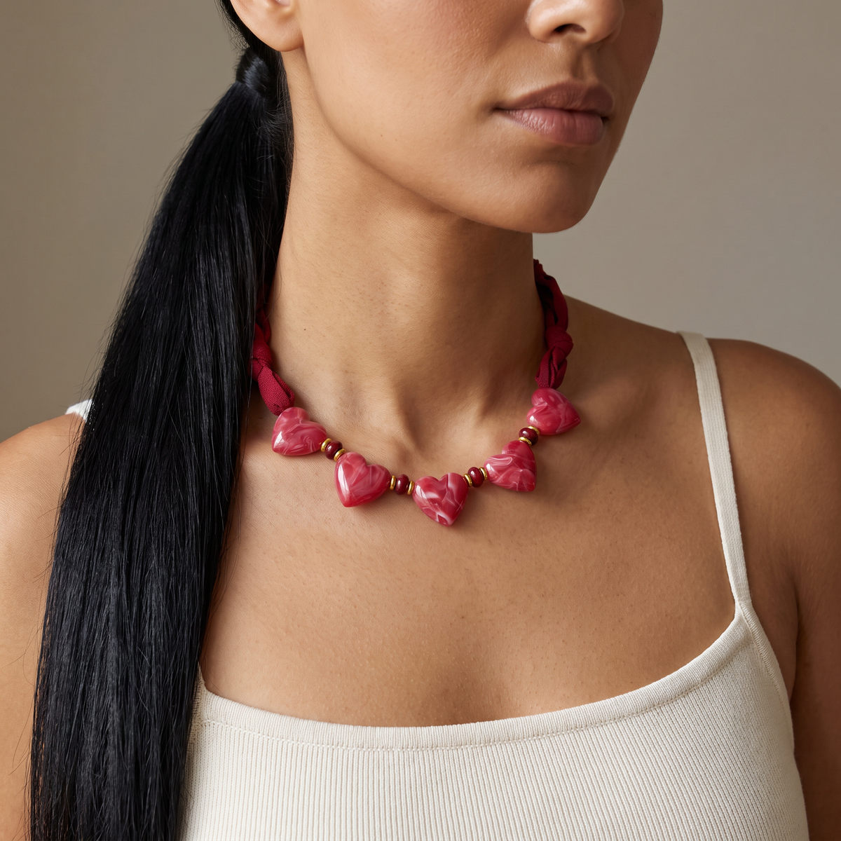 Collier cœur en couleurs sur cordon foulard, porté mi-corps, vin rouge