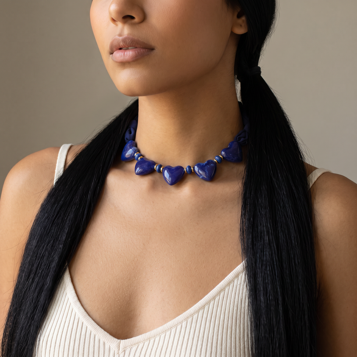 Collier cœur en couleurs sur cordon foulard, porté mi-corps