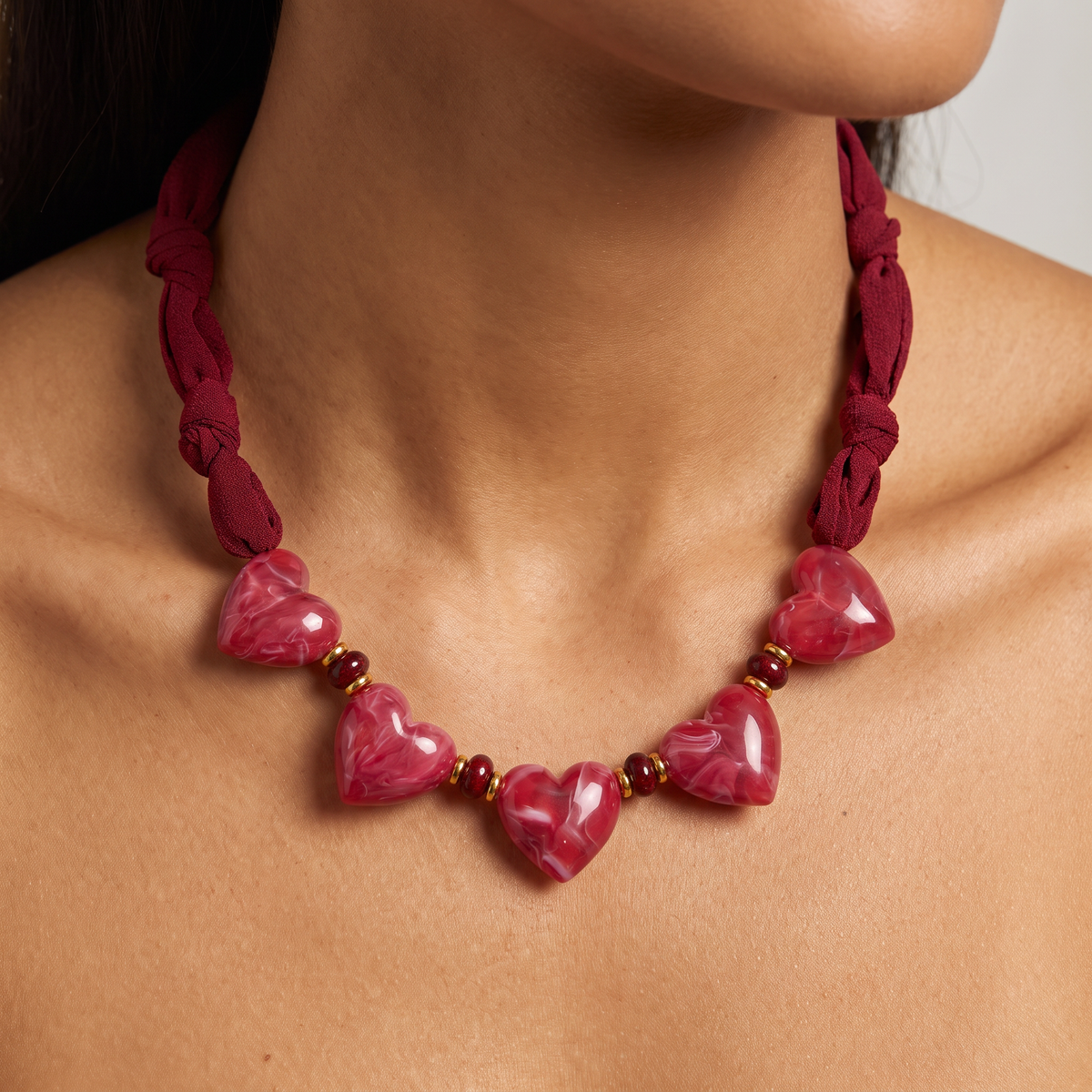 Collier cœur en couleurs sur cordon foulard, porté, vin rouge
