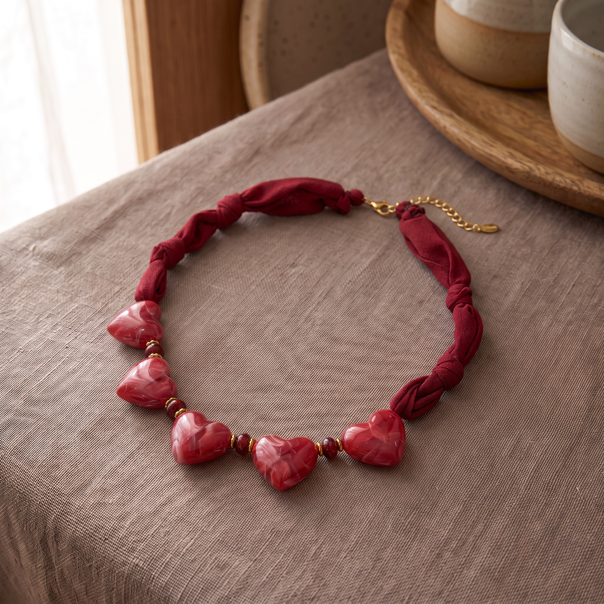 Collier cœur en couleurs sur cordon foulard, porté en tenue, vin rouge