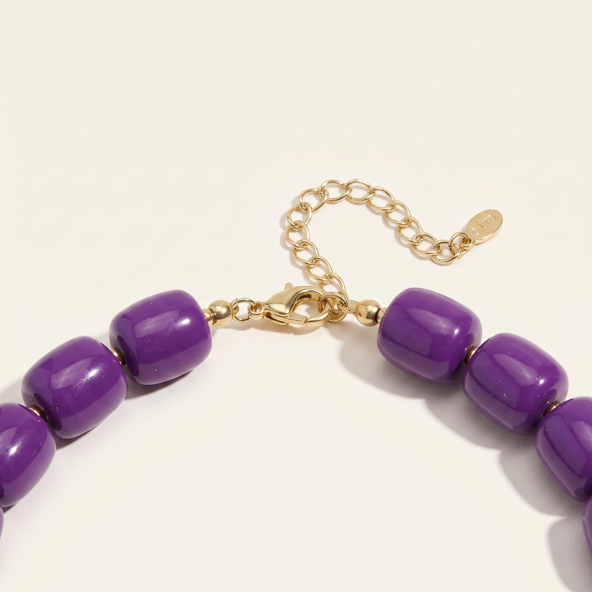 Collier de perles doré, détail du motif