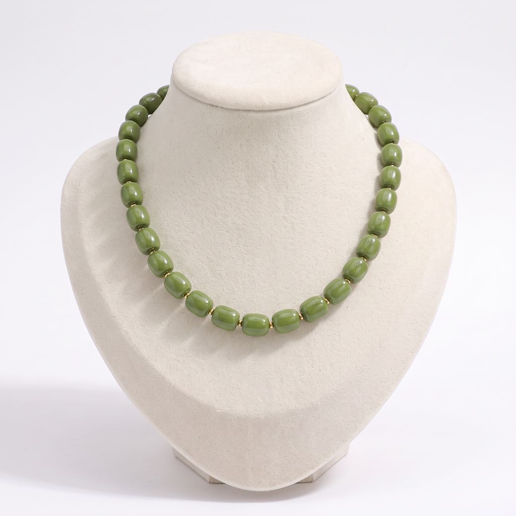 Collier de perles doré, vue de face, kaki